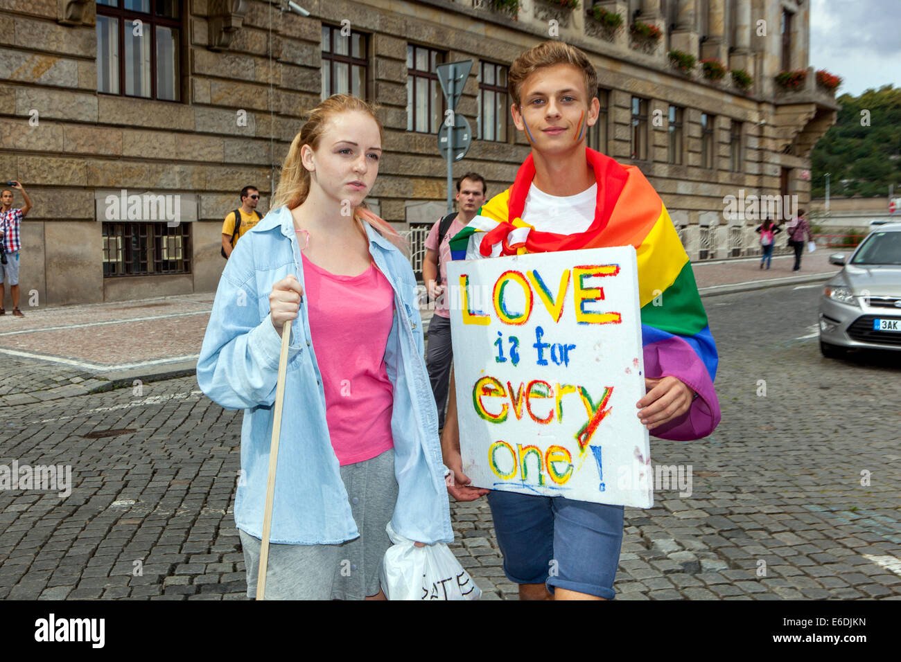 Ein junges Frauen- und Männerpaar mit dem Banner Love is for every one Festival LGBT Community, Prag Pride Tschechische Republik Stockfoto