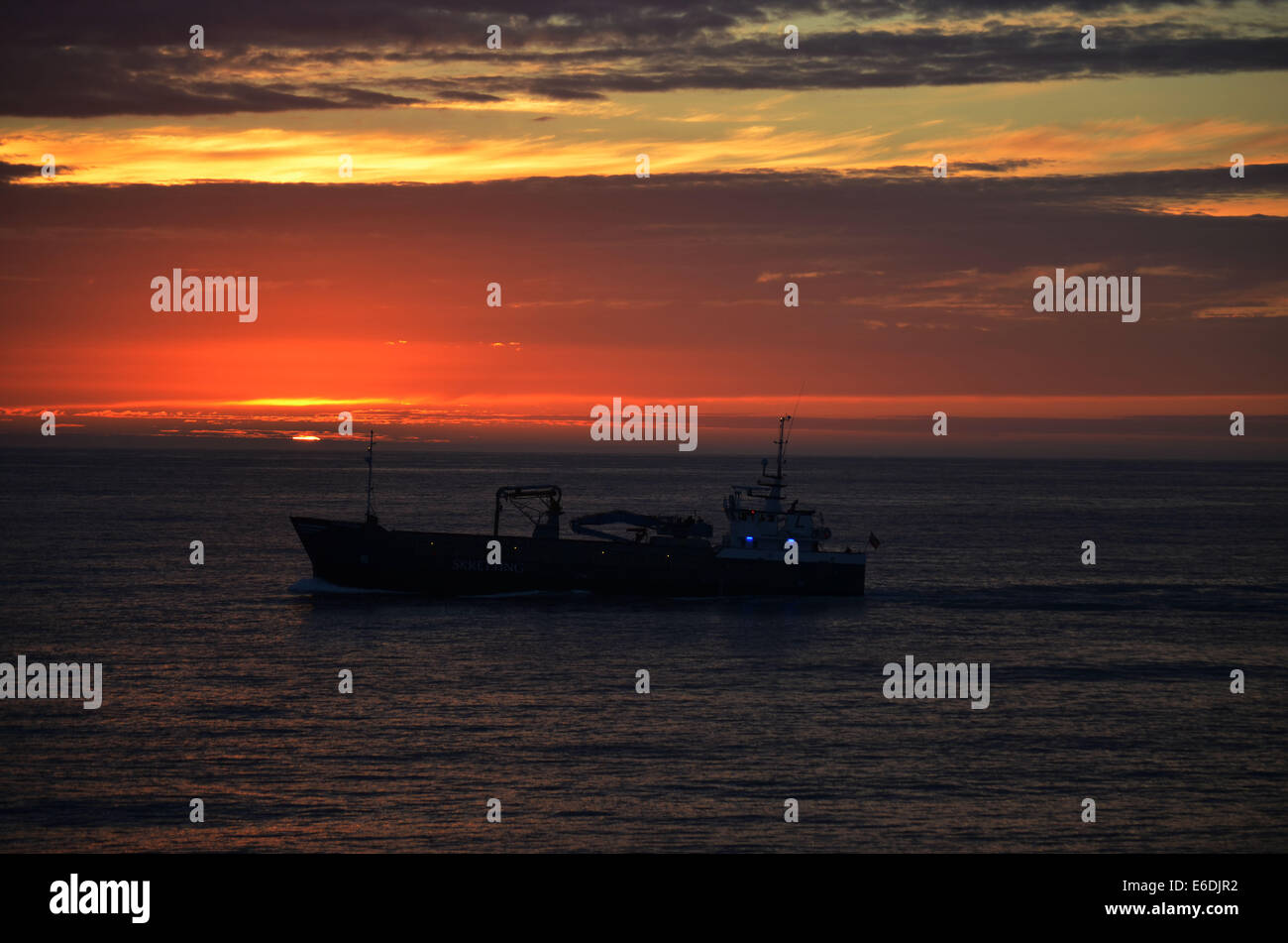 Das Land von der Mitternacht Sonne nördlich von des Polarkreises, wo im Hochsommer die Sonne nie untergeht, Remaning über die Horizont-24 Stunden Stockfoto