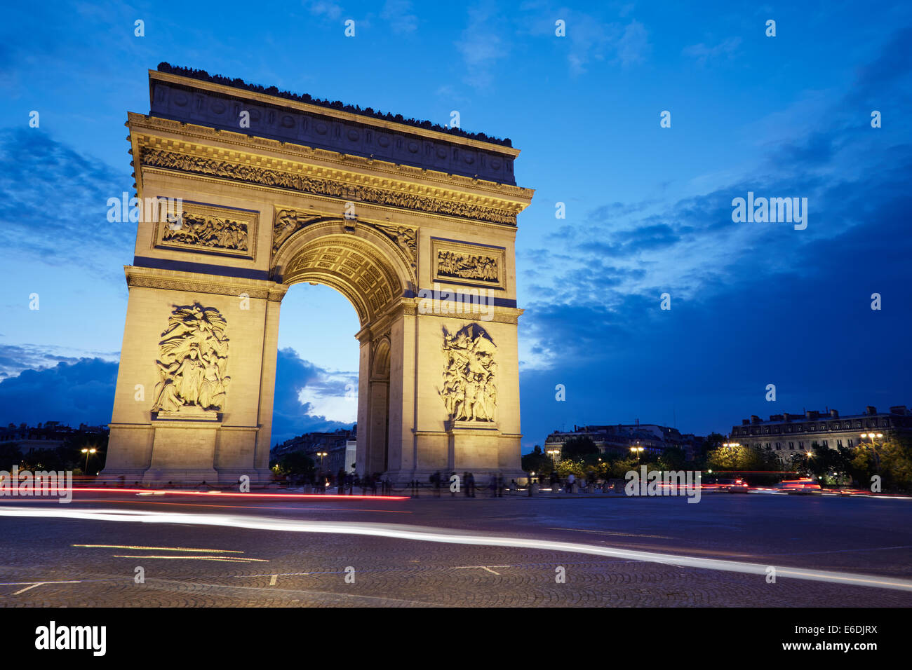 Triumphbogen in Paris in der Nacht, vorbeifahrende Autos Stockfoto