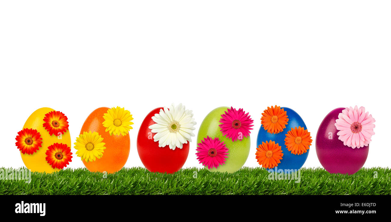 Reihe von verzierten Ostereier auf dem Rasen Stockfoto