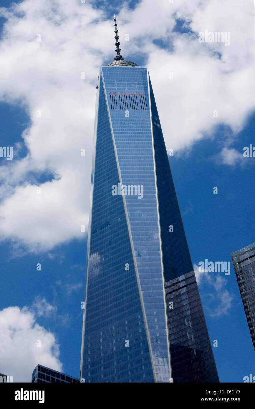Freedom Tower, One World Trade Center, New York, NY, Wolkenkratzer im Finanzviertel NY, lower Manhattan, unter sonnigen blauen Himmel. Stockfoto