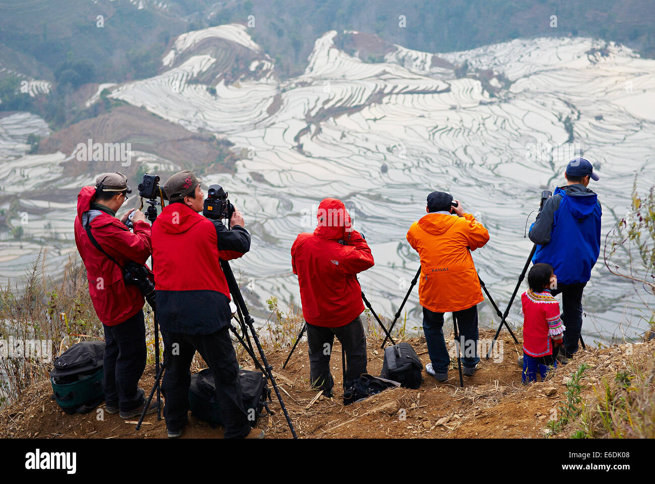 China, Yunnan, Yuanyang, terrassierten Reisfelder. Chinesische Touristen. Stockfoto