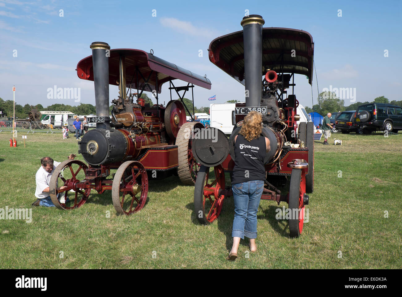 Zwei John Fowler Dampfmaschinen für die Show am Turnierplatz für Cambridgeshire Steam Rally und Country Fair England vorbereitet Stockfoto
