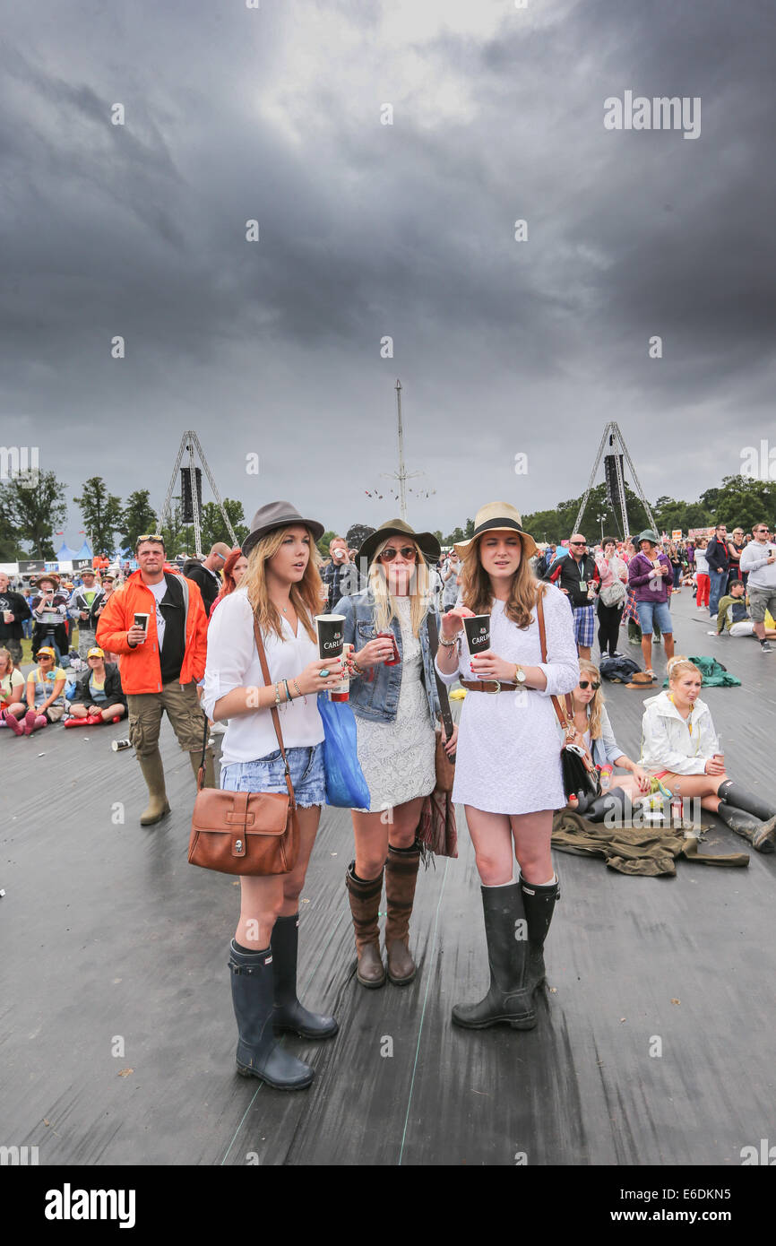 MUSIK-FANS AUF DEM V FESTIVAL IN CHELMSFORD, ESSEX NASS IM REGEN Stockfoto