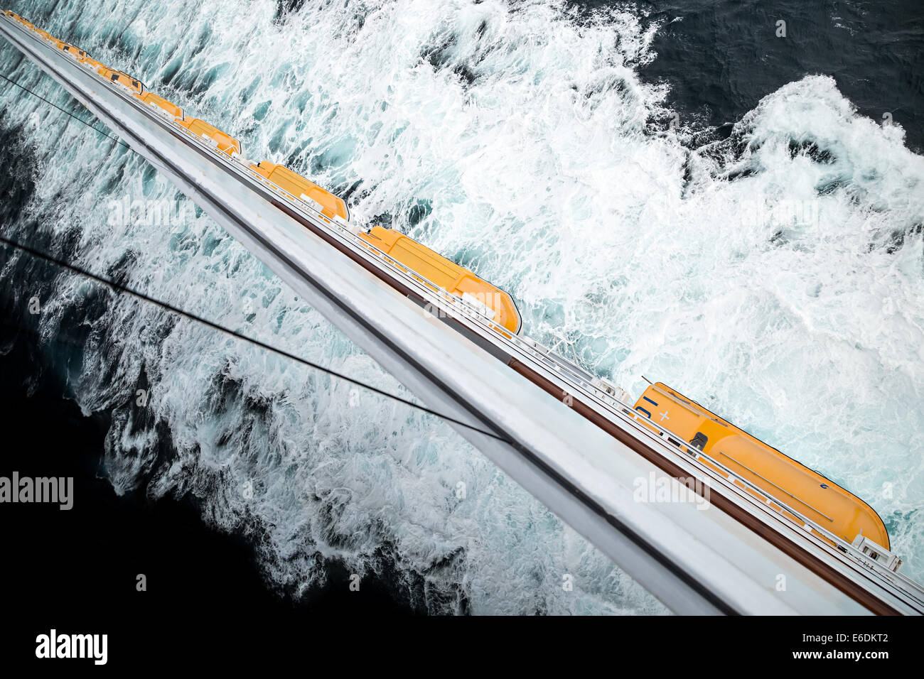 Zeile der Rettungsboote auf einem Kreuzfahrtschiff Stockfoto