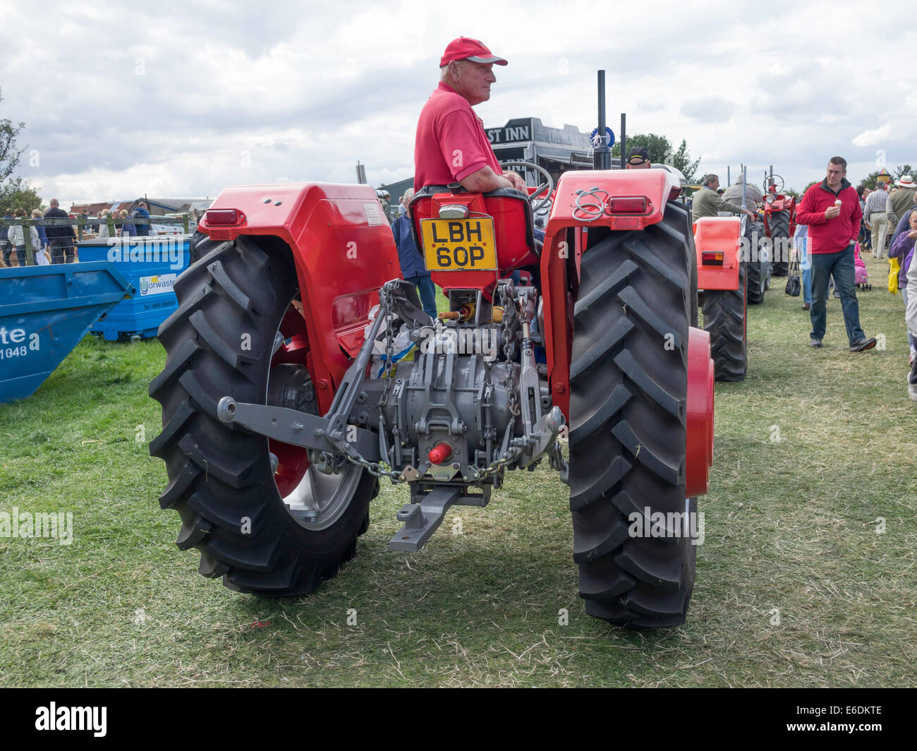 Ein restaurierte 1975 Massey Fergusson Traktor in der Vintage-Maschinen-Klasse beim Egton landwirtschaftliche zeigen 2014. Stockfoto