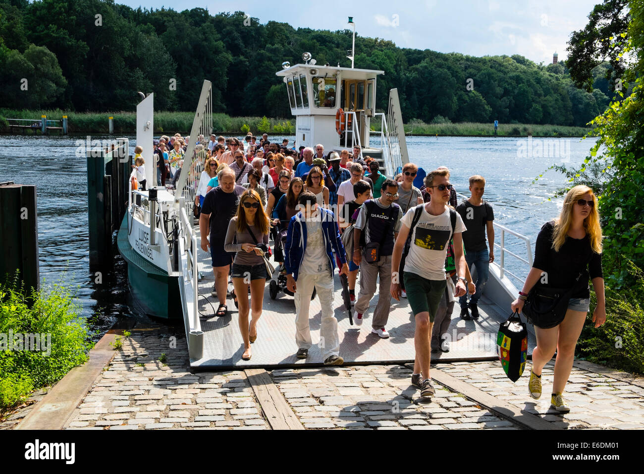 Fähre anreisen mit den Besuchern Pfaueninsel (Pfaueninsel) eine UNESCO World Heritage Site in Berlin Deutschland Stockfoto