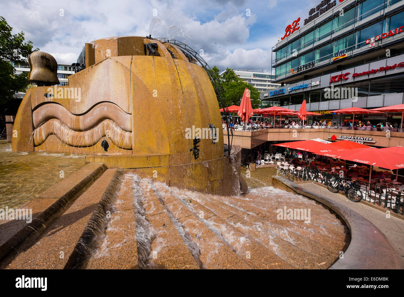 Brunnen auf Platz neben Europa-Center in Charlottenurg Berlin Deutschland Stockfoto