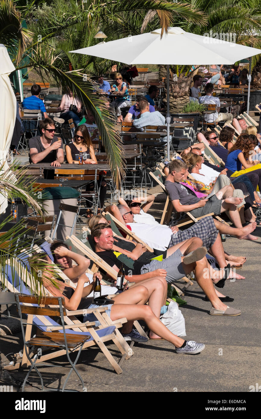 Belebten Café und Bar neben der Spree entlang im MonbijouPark Mitte Berlin Stockfoto