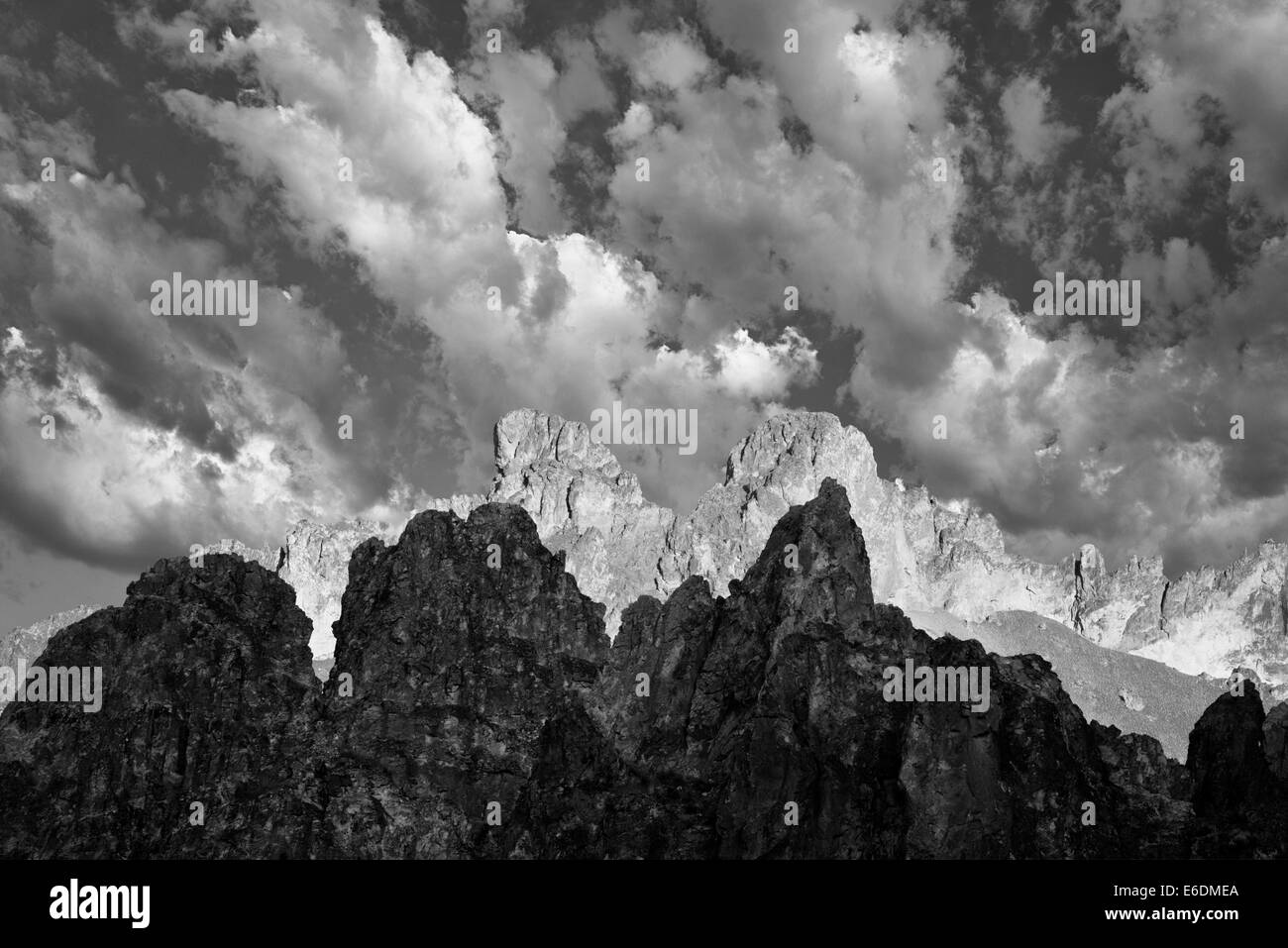 Felsformationen und Wolken in Leslie Gultch. Malhuer County, Oregon Stockfoto