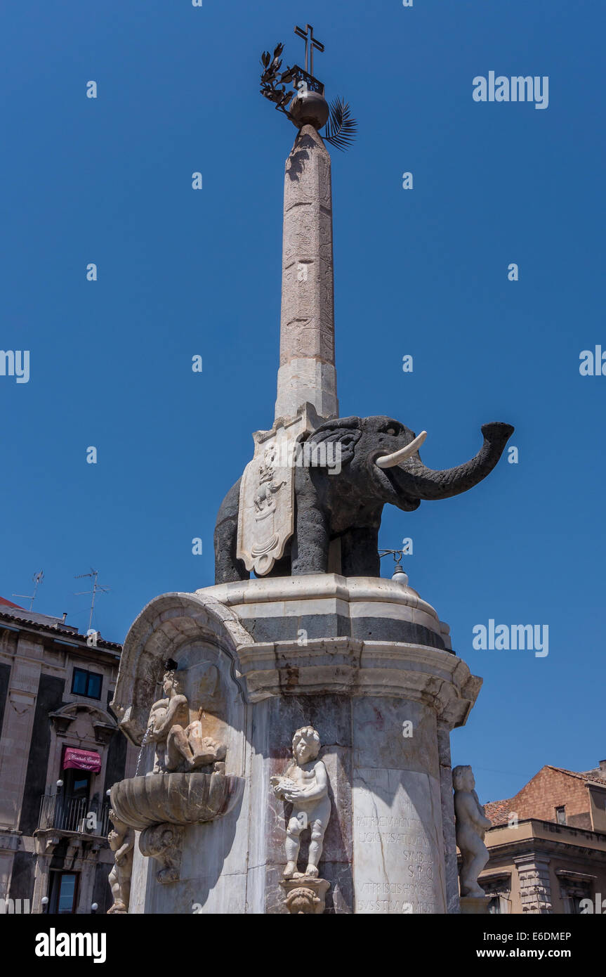 Brunnen des Elefanten in Domplatz, Catania, Sizilien. La Fontana dell'Elefante, Piazza Duomo. Stockfoto