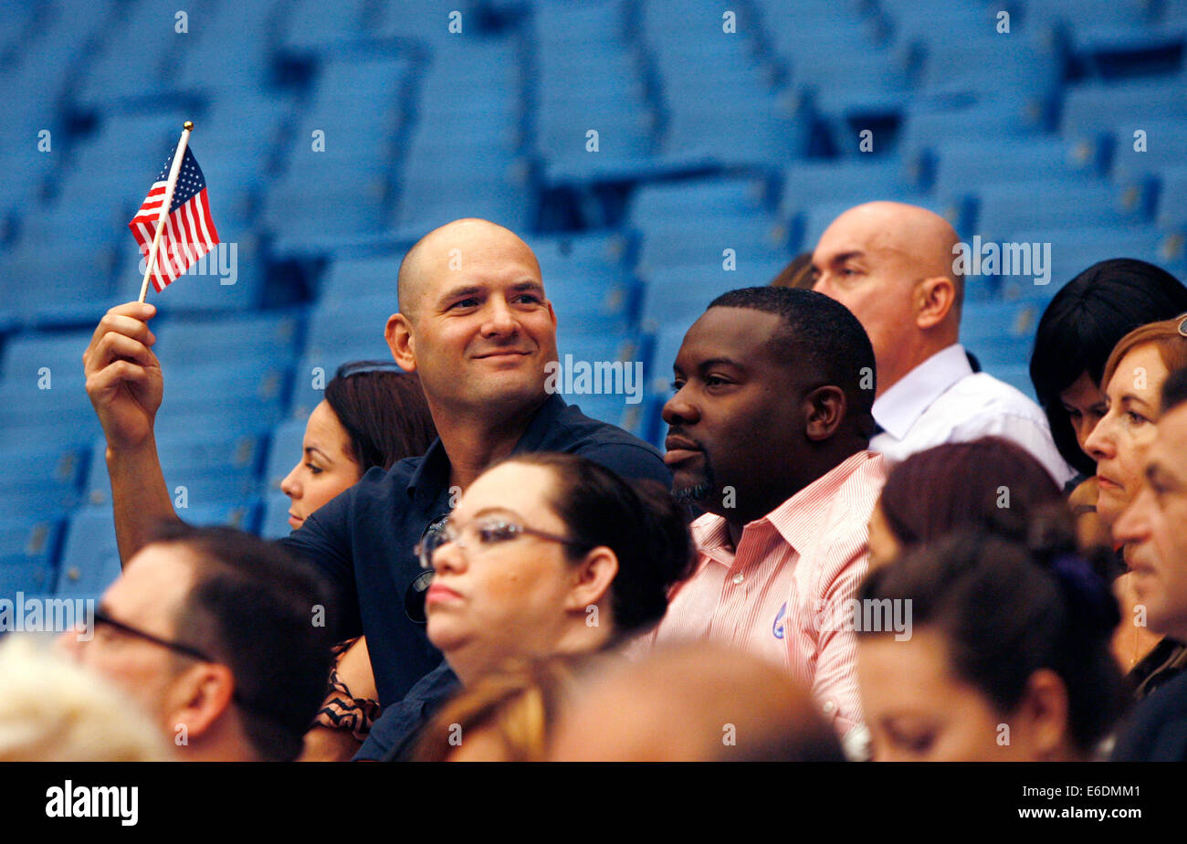 21. August 2014 - St. Petersburg, Florida, US - SCOTT KEELER |   ZEITEN. Ivo Kuzmicic, 31, Tampa, zeigt seine amerikanische Flagge während einer Einbürgerung Eid Zeremonie, Donnerstag, 21. August 2104, im Tropicana Field.  Beamte aus U.S. Citizenship and Immigration Services verwalten den Treueid für 240 neue US-Bürger vor die Tampa Bay Rays, Detroit Tigers Baseball-Spiel. (Kredit-Bild: © Scott Keeler/Tampa Bay Times / ZUMA Wire) Stockfoto