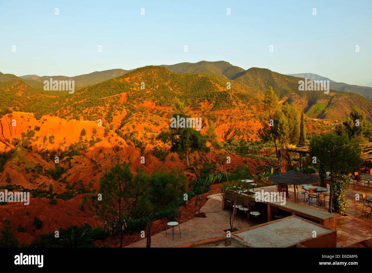 Ourika Tal & Kasbah Hotel, kühle Bergluft, fruchtbaren grüne Tälern mit Schnee bedeckt, hoher Atlas-Gebirge, Dörfer, Marokko Stockfoto