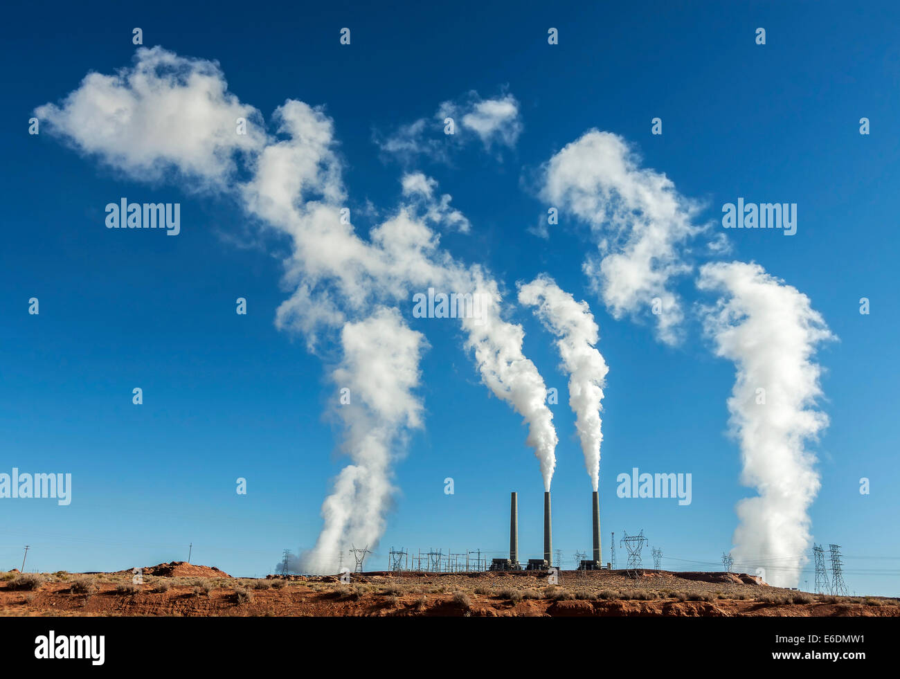 Energie-Industrie-Infrastruktur. Schornsteine mit weißer Rauch auf blauem Himmel, USA. Stockfoto