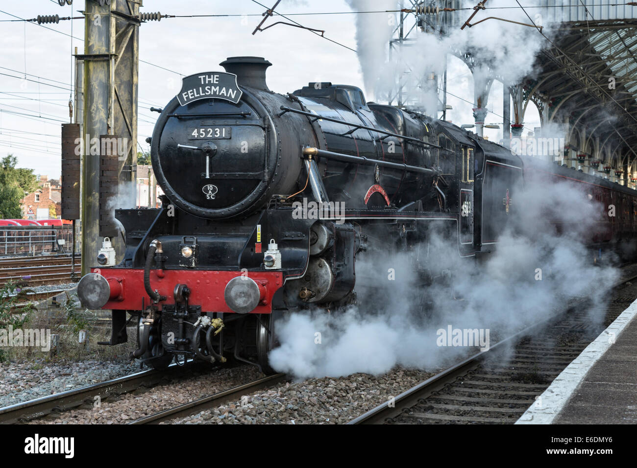 LMS Stanier Klasse 5 4-6-0 Lokomotive Nummer 45231 "der Sherwood Förster', 'The Fellsman' stehend an Preston Station schleppen Stockfoto