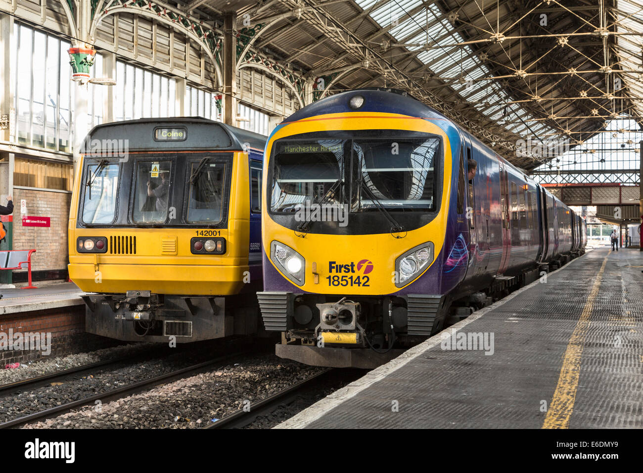 Diesel mehrere Einheiten Klasse 185 der ersten Gruppe und Klasse 142 von Northern Rail stehend-nebeneinander am Bahnhof von Preston Stockfoto