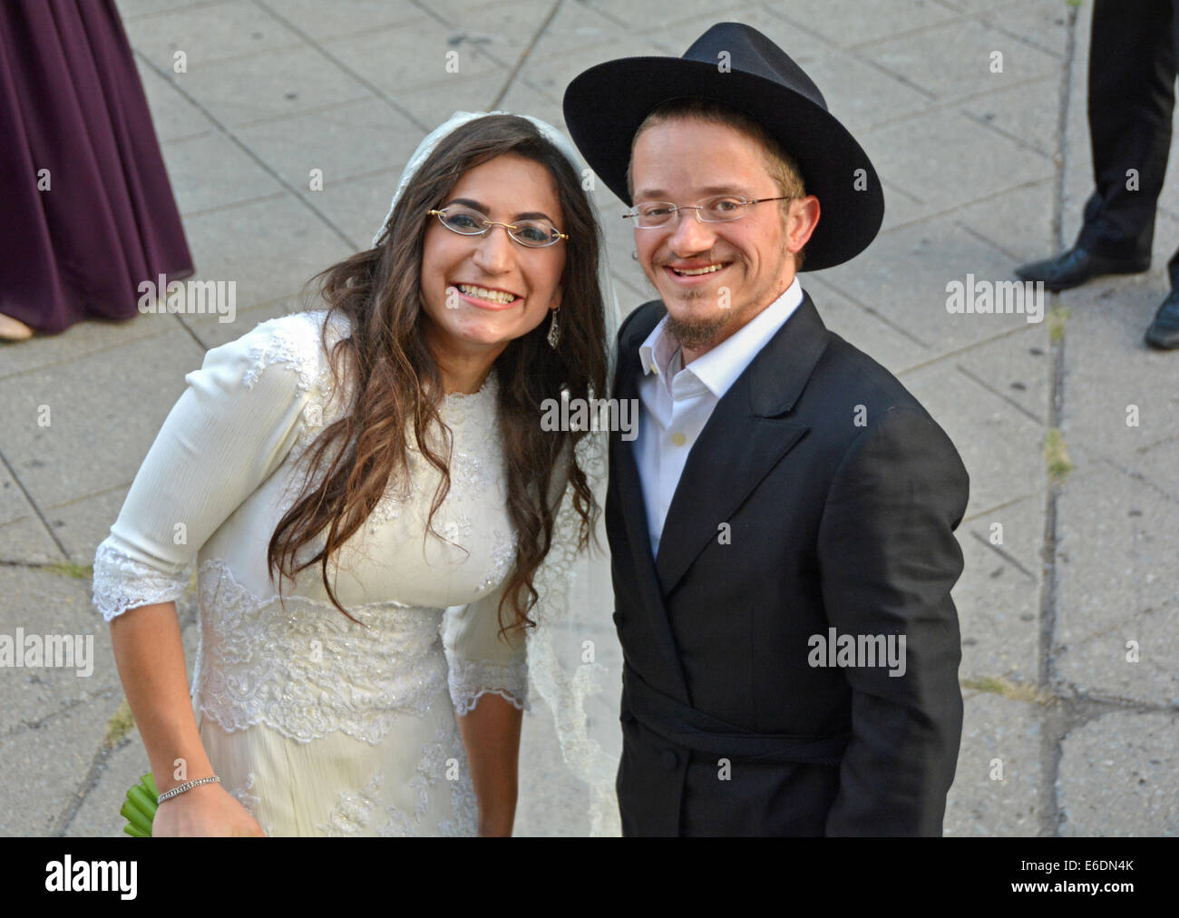 Portrait einer Braut und Bräutigam direkt nach ihrer orthodoxen jüdischen Trauung in Brooklyn, New York Stockfoto