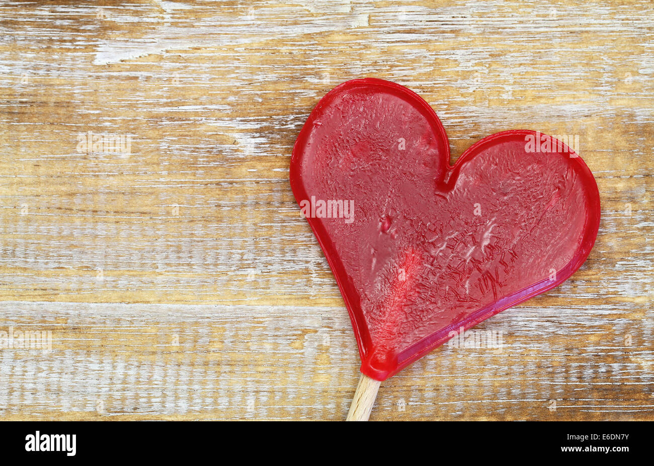 Herzförmige Lutscher auf Holzoberfläche mit Textfreiraum Stockfoto