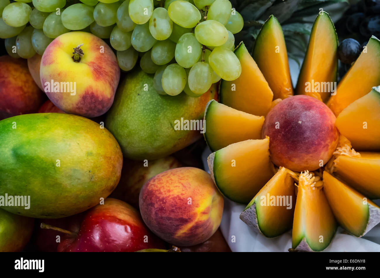 Obst anzeigen Mango Papaya Melone Äpfel Trauben Stockfoto
