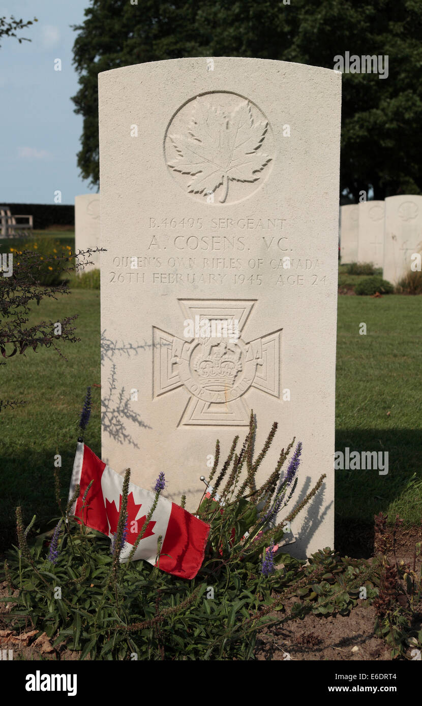 Das Grab von Sergeant Aubrey Cosens VC in der CWGC Groesbeek Canadian War Cemetery, Groesbeek, Niederlande. Stockfoto