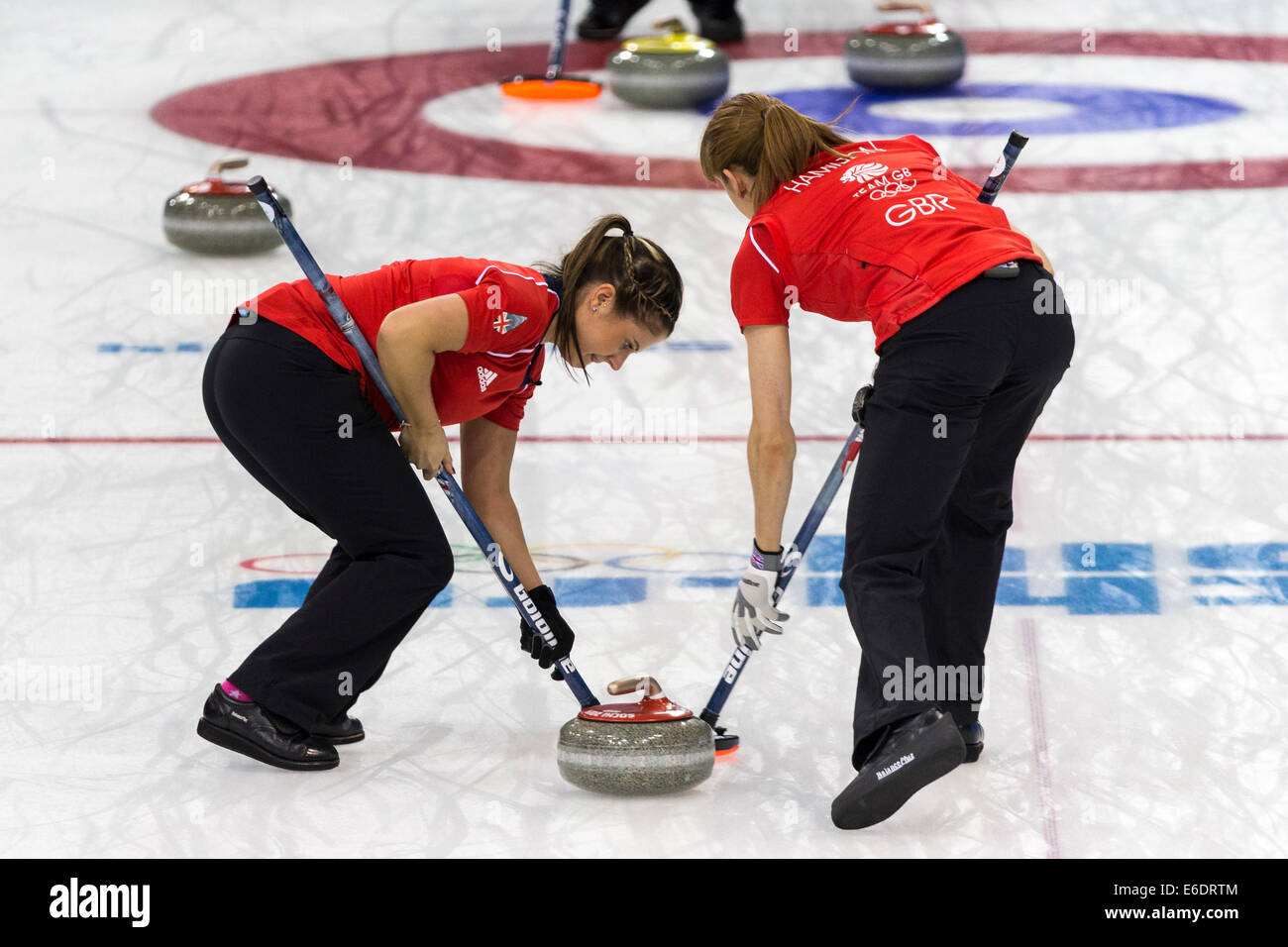 Vicki Adams (L) und Claire Hamilton von Team Great Britain fegen während Damen curling-Wettbewerb bei den Olympischen Winter-Gam Stockfoto