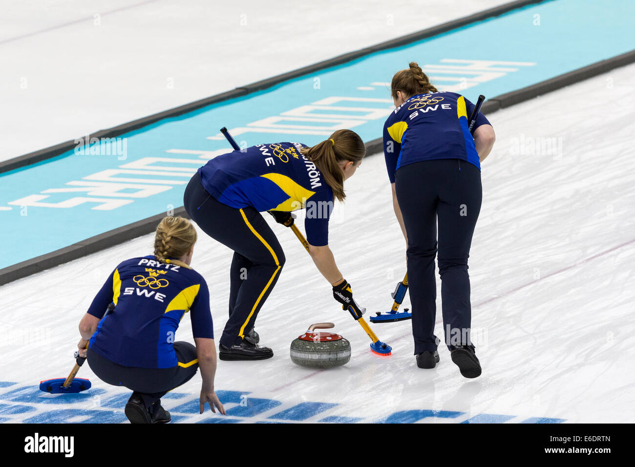 Maria Prytz (L) spielt einen Stein mit Maria Wennerstroem (C) und Christina Bertrup fegen Team Schweden während der Frauen Eisstockschießen Stockfoto