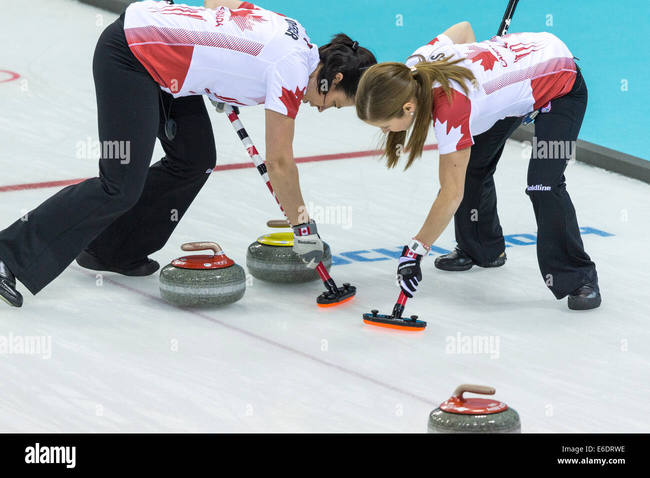 Jill Officer (L) und Kaitlyn Lawes Goldmedaille gewann Kanada fegen während der Frauen Curling Wettbewerb bei den Olympischen Wi Stockfoto