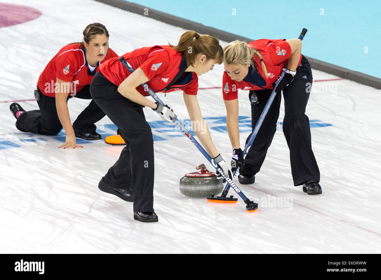 Vicki Adams (L) spielt einen Stein als Claire Hamilton und Anna Sloan (R) von Team Great Britain Sweep während Damen Curling Wettbe Stockfoto