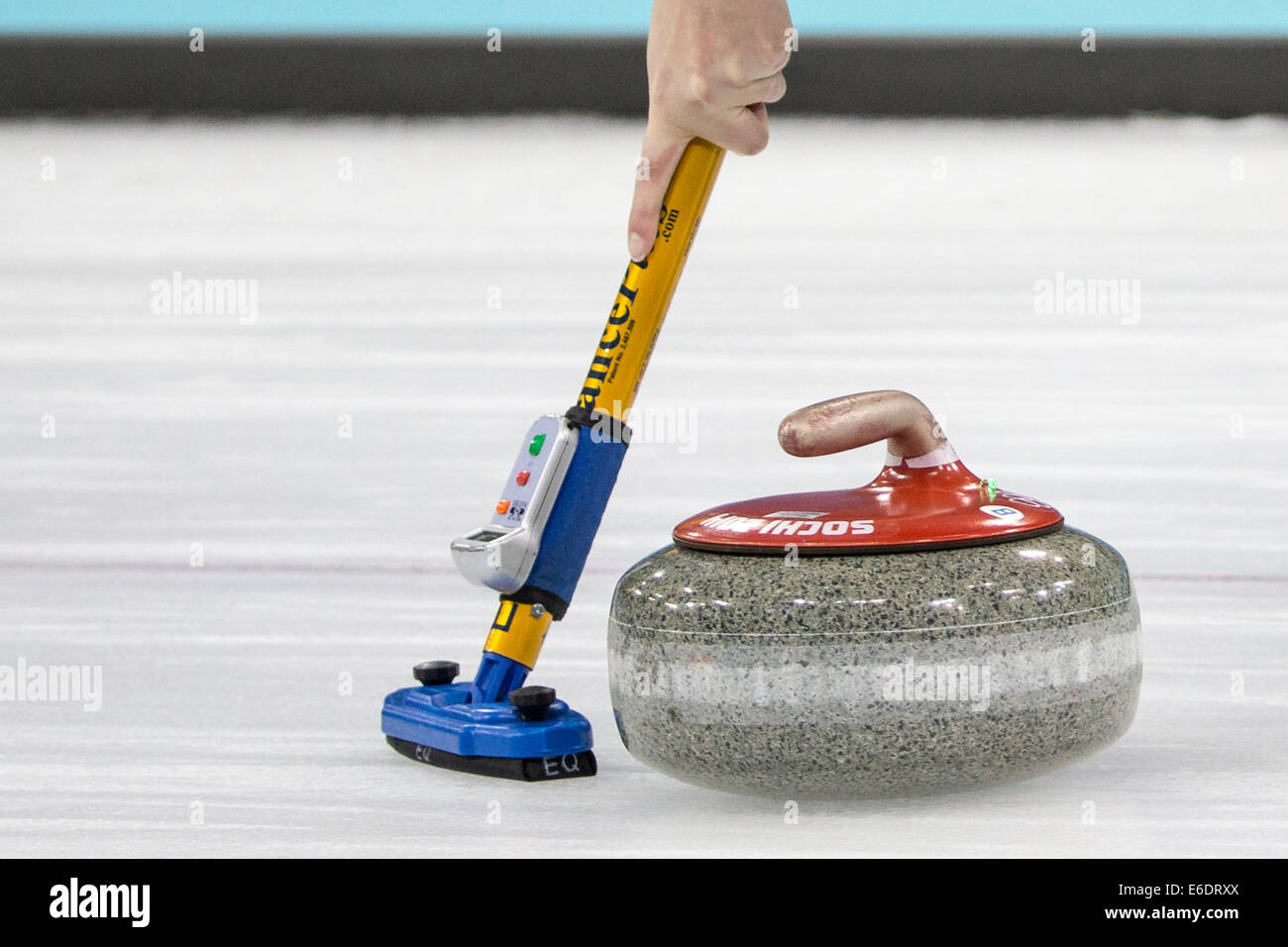 Detail der Besen und Stein an der Frauen curling-Wettbewerb bei den Olympischen Winterspiele Sotschi 2014 Stockfoto
