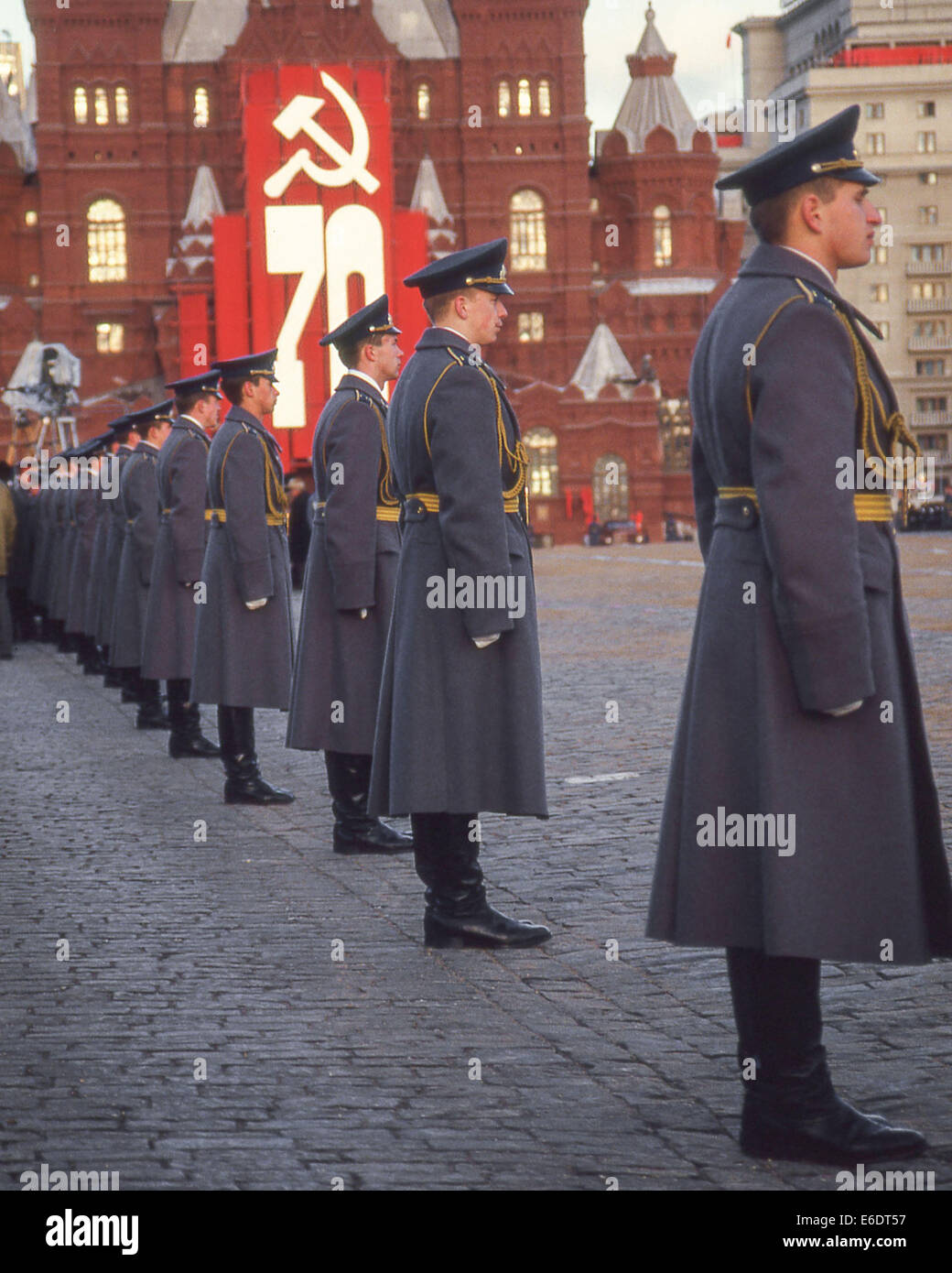 Moskau, Russland. 7. November 1987. Eine Linie der uniformierten KGB Wachleute stehen stramm auf ihren Posten, die Zuschauer von der Parade zu trennen. Sie gehörten zu den mehr als 150.000 Soldaten, Matrosen und Zivilisten, die in der massiven Parade zum 70. Jubiläum der bolschewistischen Revolution von 1917 über den roten Platz marschierten. Im Hintergrund hängt ein riesiges Banner-Commerrating anlässlich des staatlichen historischen Museums. © Arnold Drapkin/ZUMA Draht/Alamy Live-Nachrichten Stockfoto