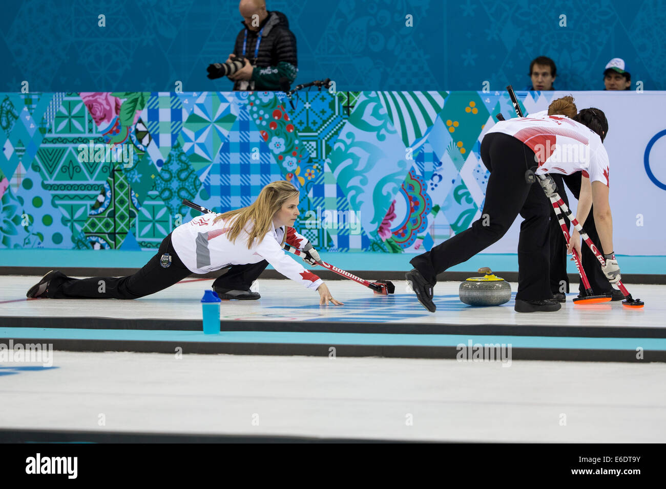 Jennifer Jones (C) der Goldmedaille gewann Kanada Jill Officer (L) und Dawn McEwen von Kanada Sweep Frauen der Wettbewerb im Eisstockschießen Stockfoto