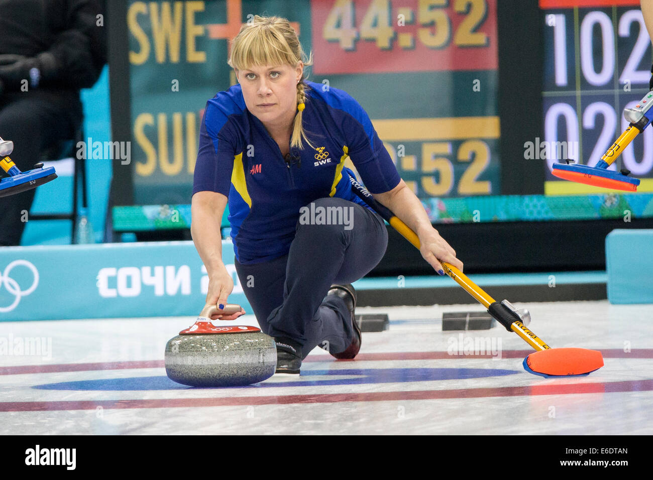 Maria Prytz Team Schweden spielt ein Stein während der Frauen Curling Wettbewerb bei den Olympischen Winterspiele Sotschi 2014 Stockfoto