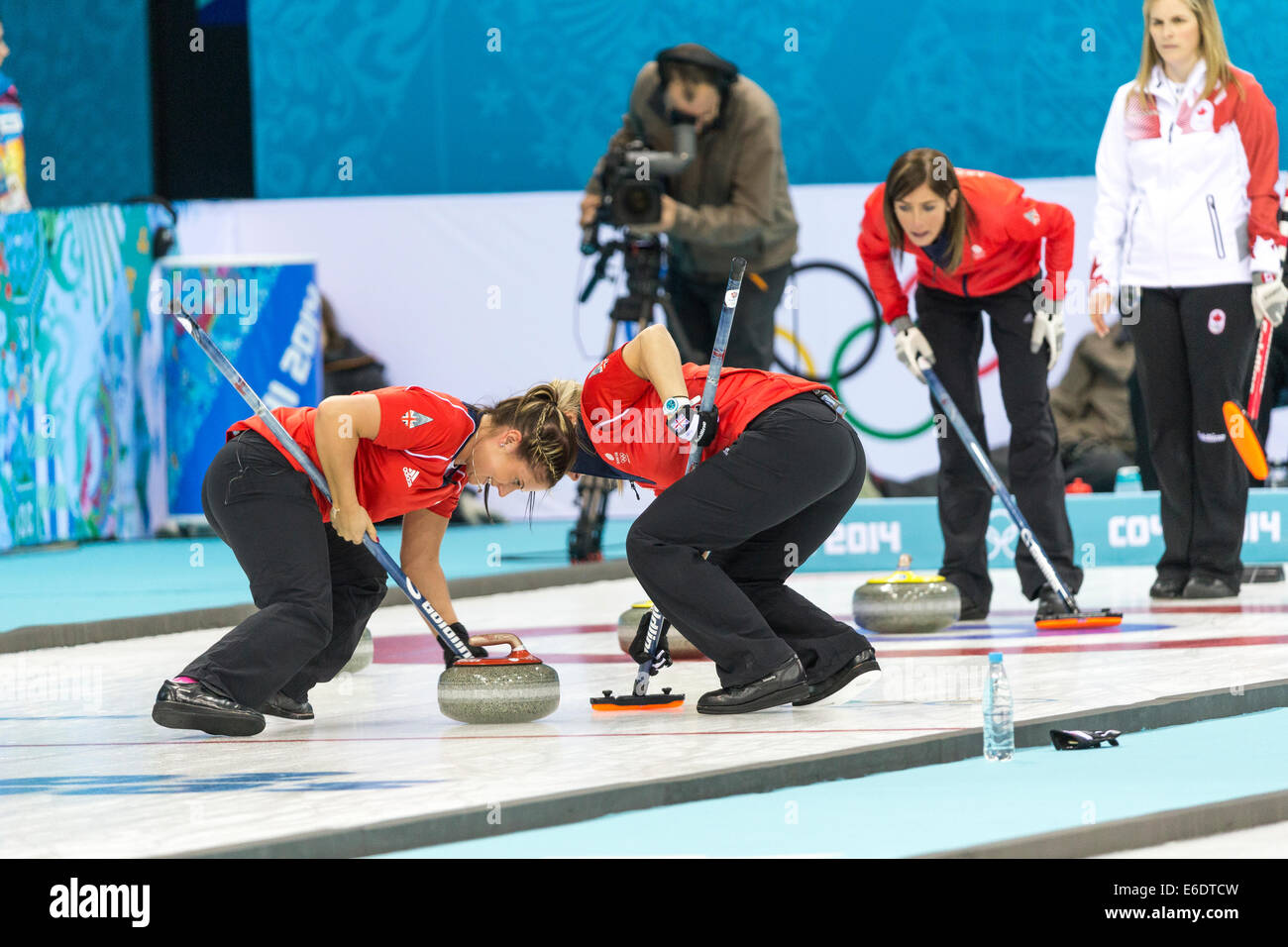 Eve Muirhead von Team Great Britain beobachten, wie Vicki Adams (L) und Anna Sloan Sweep während der Frauen curling-Wettbewerb auf der Ol Stockfoto