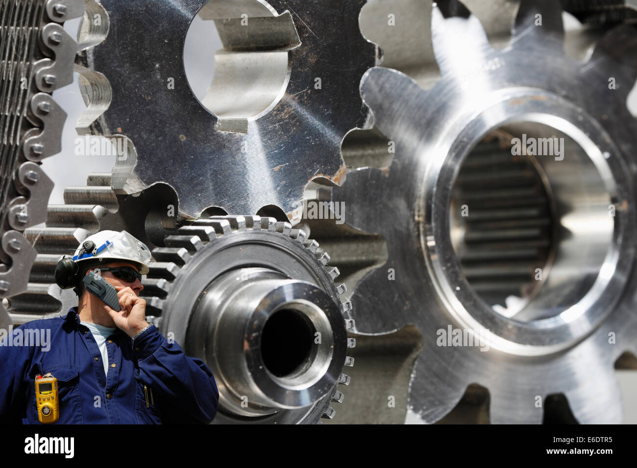 Maschinenbau-Ingenieur mit großen Maschinen Stockfoto
