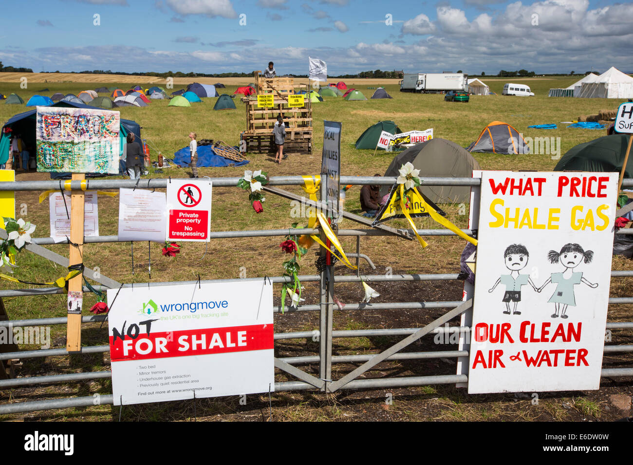 Ein Protest-Camp gegen Fracking an einem Bauernhof Standort am kleinen Plumpton in der Nähe von Blackpool, Lancashire, UK, wo der Rat zum ersten Mal im Vereinigten Königreich erteilt Baugenehmigung für gewerbliche Fracking her Schiefergas durch Cuadrilla. Stockfoto