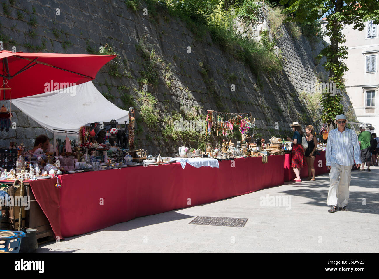 Antiquitäten und Flohmarkt am Park Josipa Jurja Strossmayera, in der Nähe von Golden Gate, Split, Kroatien Stockfoto