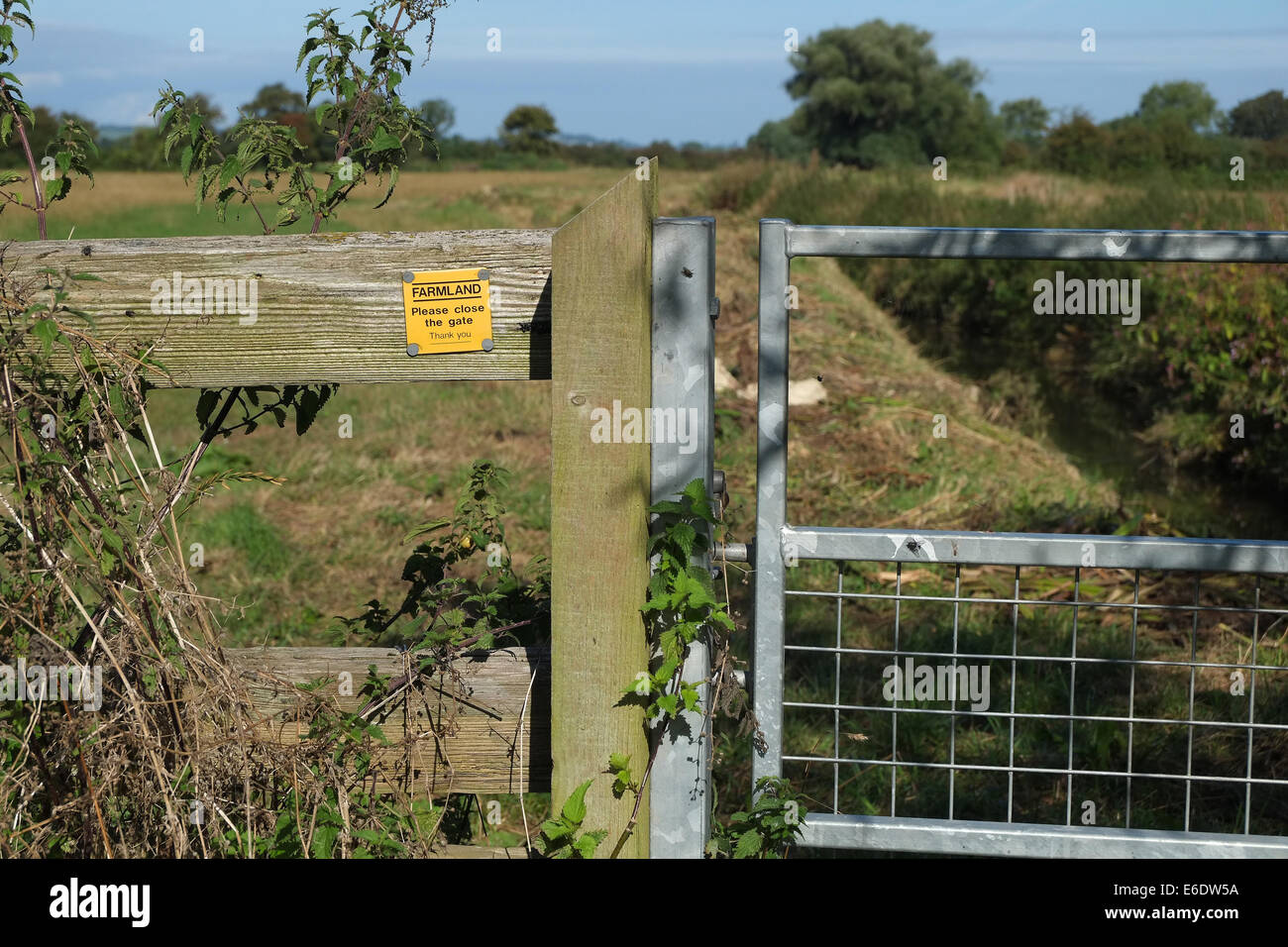 Ländliche Fußweg Tor und Vorsicht unterzeichnen August 2014 Stockfoto