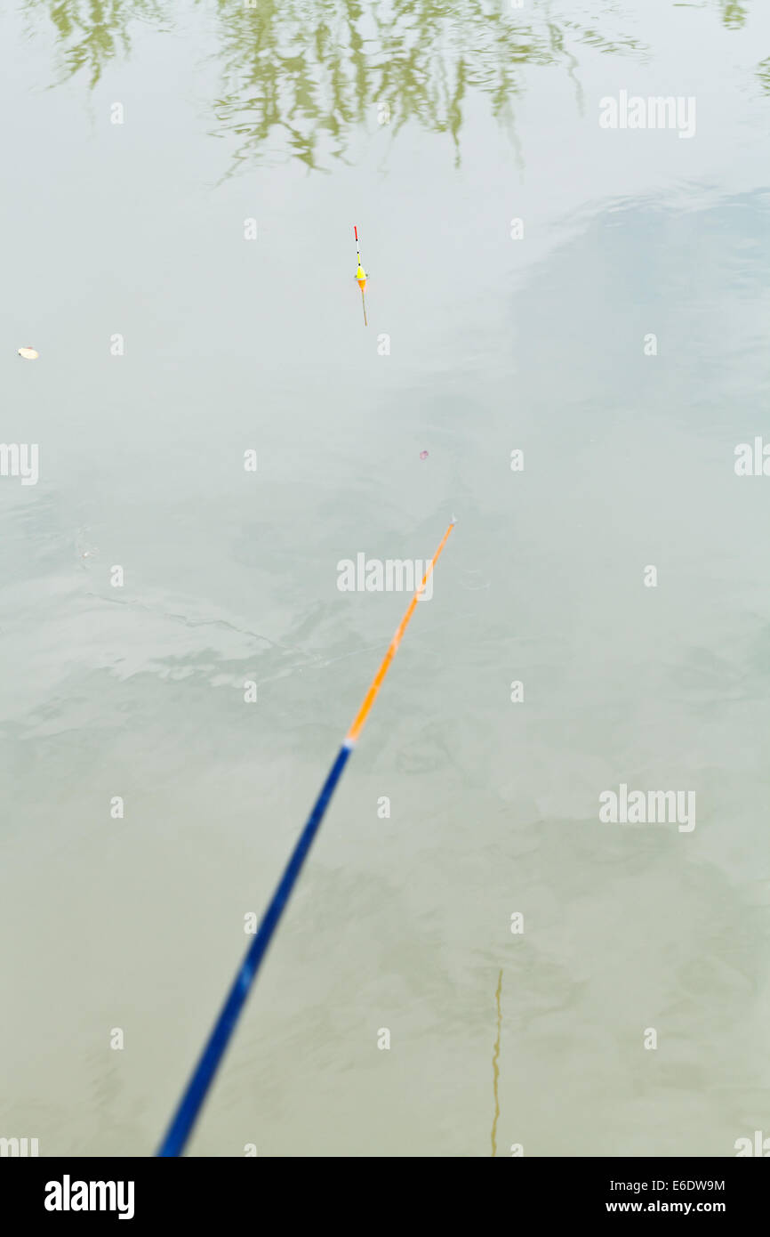 Angeln in ruhiger Fluss - der Schwimmer ist im Wasser, Kuban, Russland Stockfoto