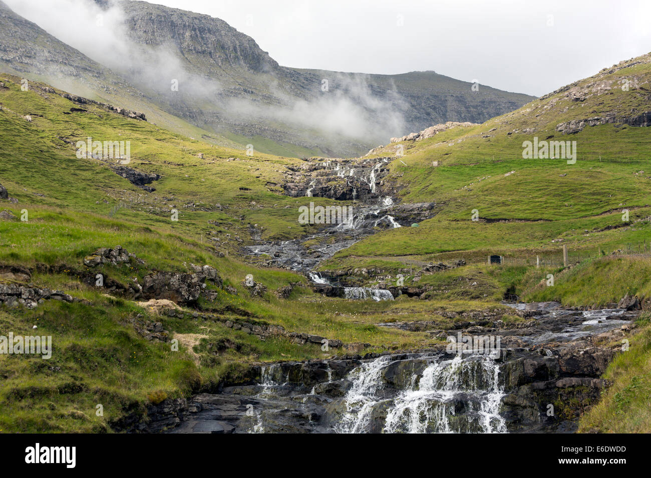 Wilden Wasserfall auf der Insel Vagar Stockfoto