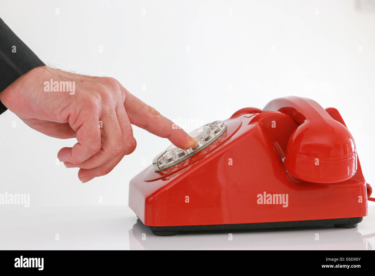 Rote retro Telefon, Mann wählen. Stockfoto