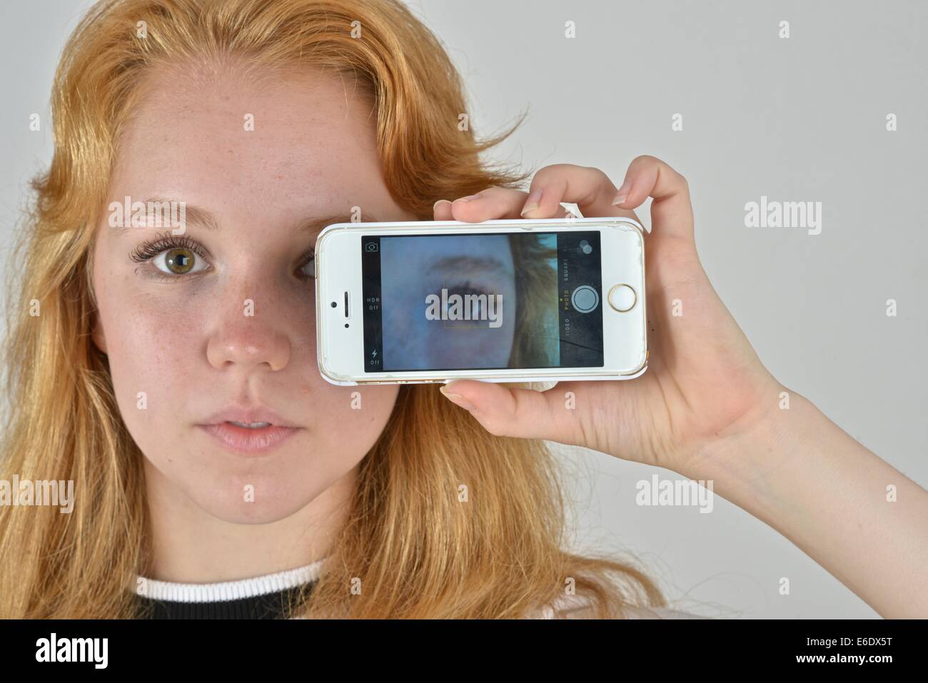 Porträt einer kastanienbraunen Teen nimmt ein Selbstporträt mit einem Telefon. Stockfoto