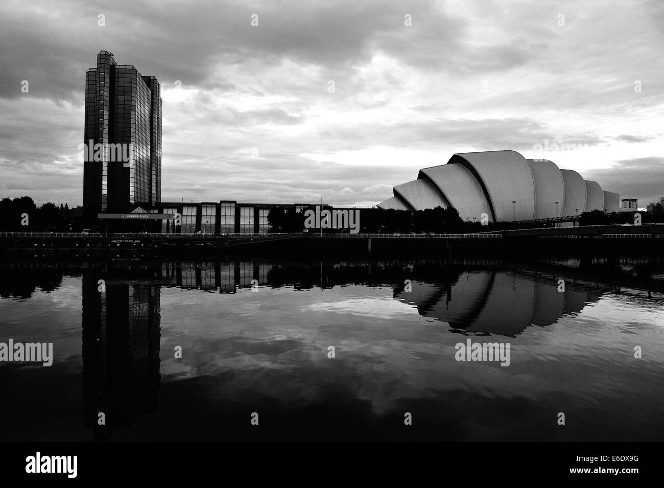 Die SECC (Gürteltier) und Crown Plaza Hotel spiegelt sich in den Fluss Clyde, als die Nacht hereinbricht. Stockfoto
