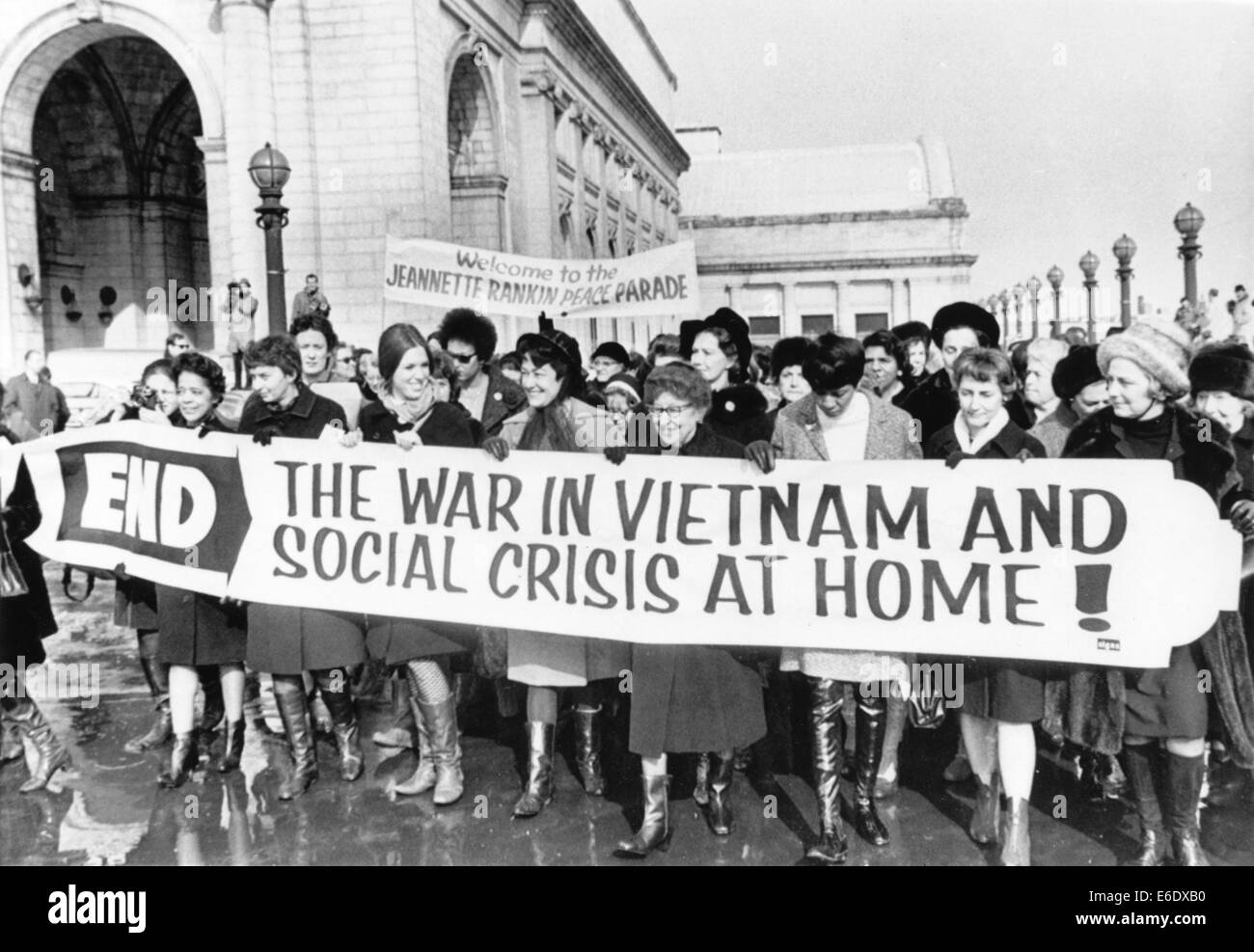 Menge von Frauen einschließlich Jeannette Rankin (Mitte mit Brille), erste Frau in den Kongress, Vietnam-Krieg protestieren gewählt Stockfoto