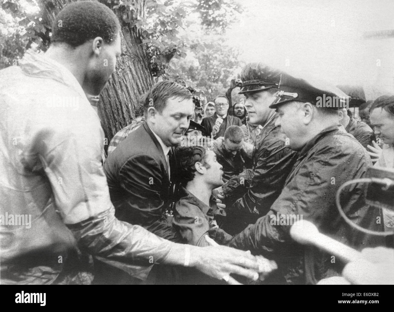 Vietnam-Kriegs-Demonstranten von der Polizei in der Nähe von Supreme Court Building, Washington, D.C., USA, 1968 entfernt wird Stockfoto