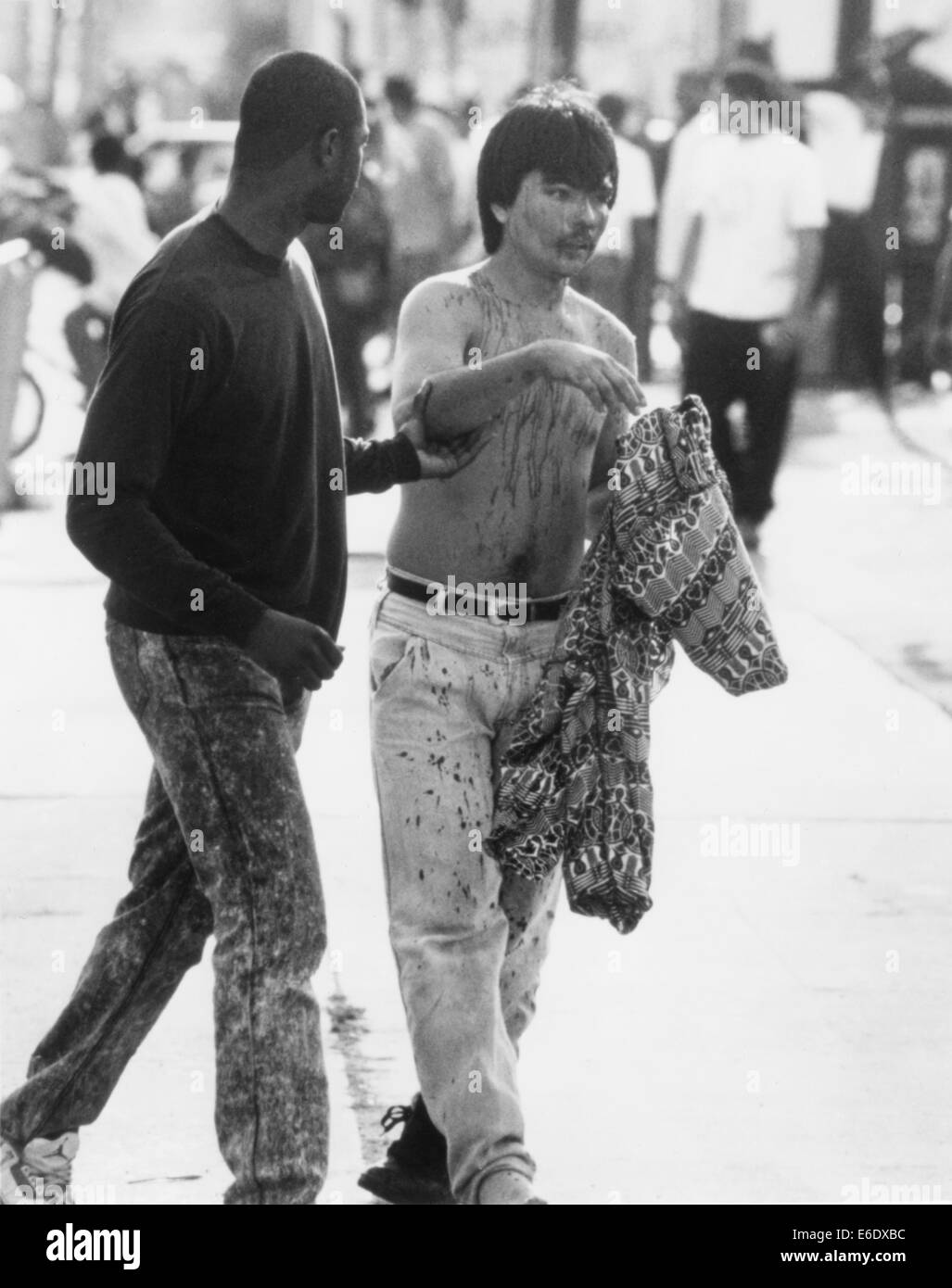 Blutige Mann Begleitung zur Sicherheit während der Unruhen infolge Rodney King Urteil, Los Angeles, Kalifornien, USA, 1992 Stockfoto