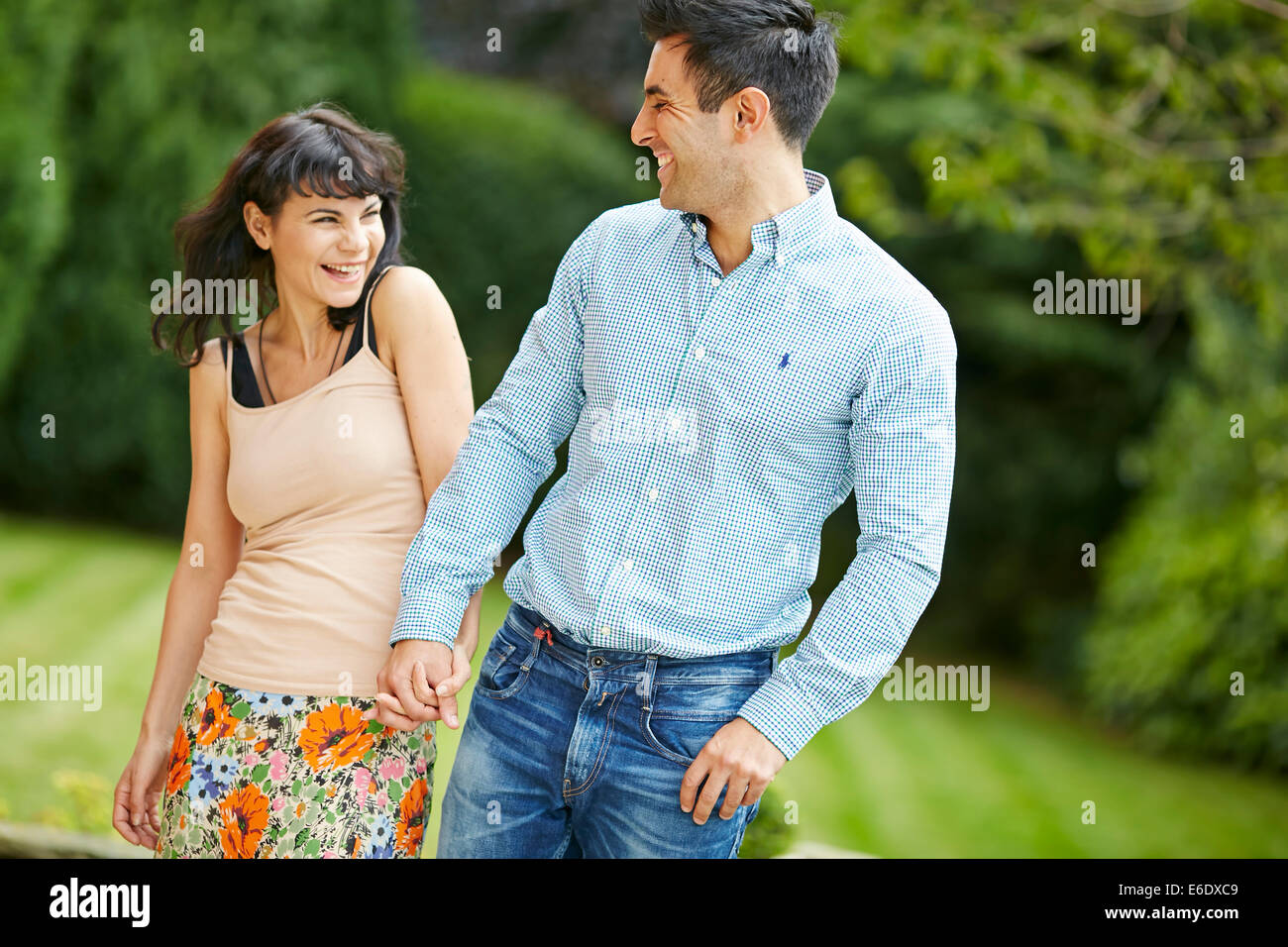 Glückliches Paar walking im freien Stockfoto