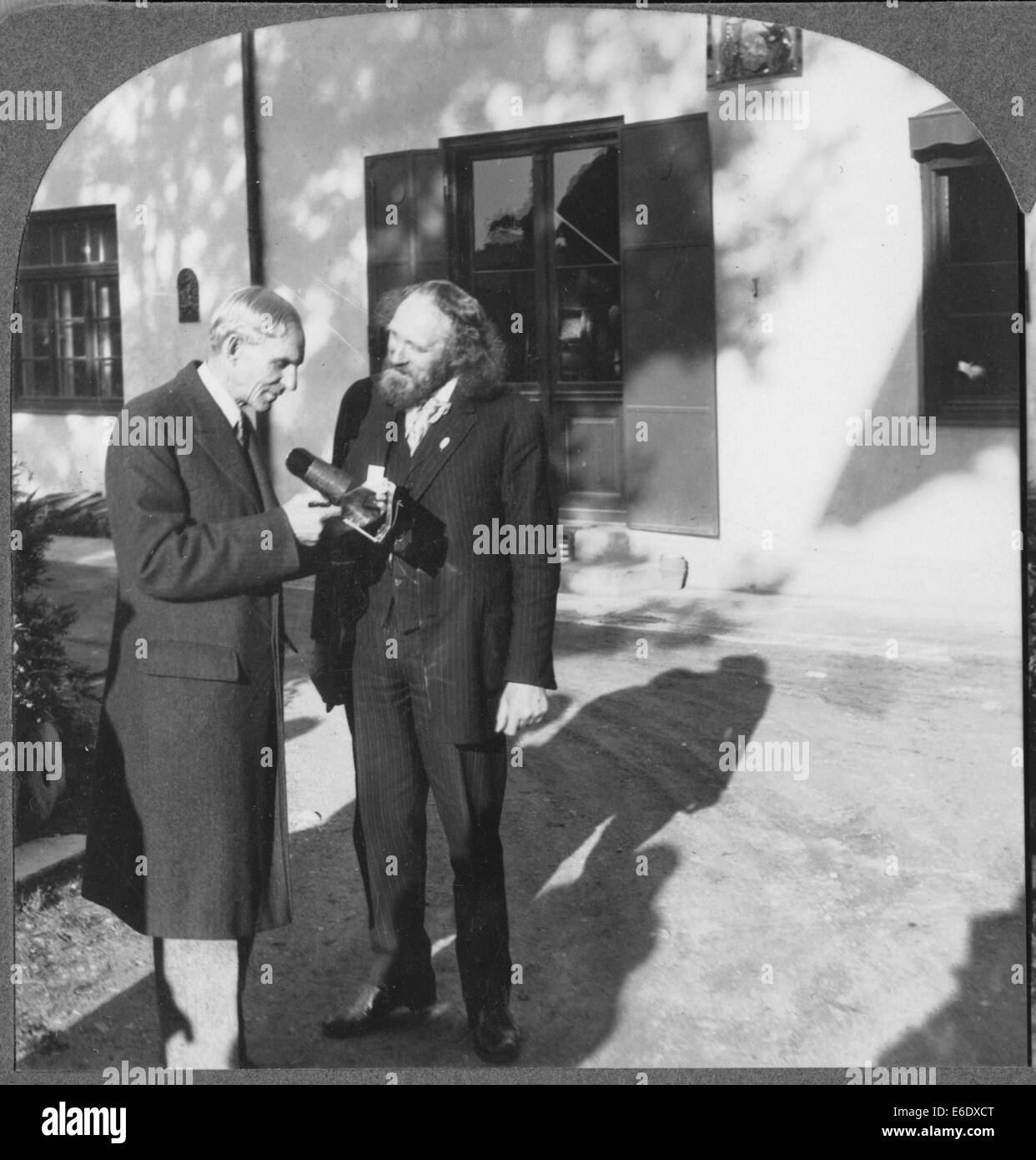 "Herr Lewis sagt mir, Sie habe nicht gesehen. Lassen Sie es mich im Glas für Sie ", Henry Ford und Anton Lang, Oberammergau, Stockfoto
