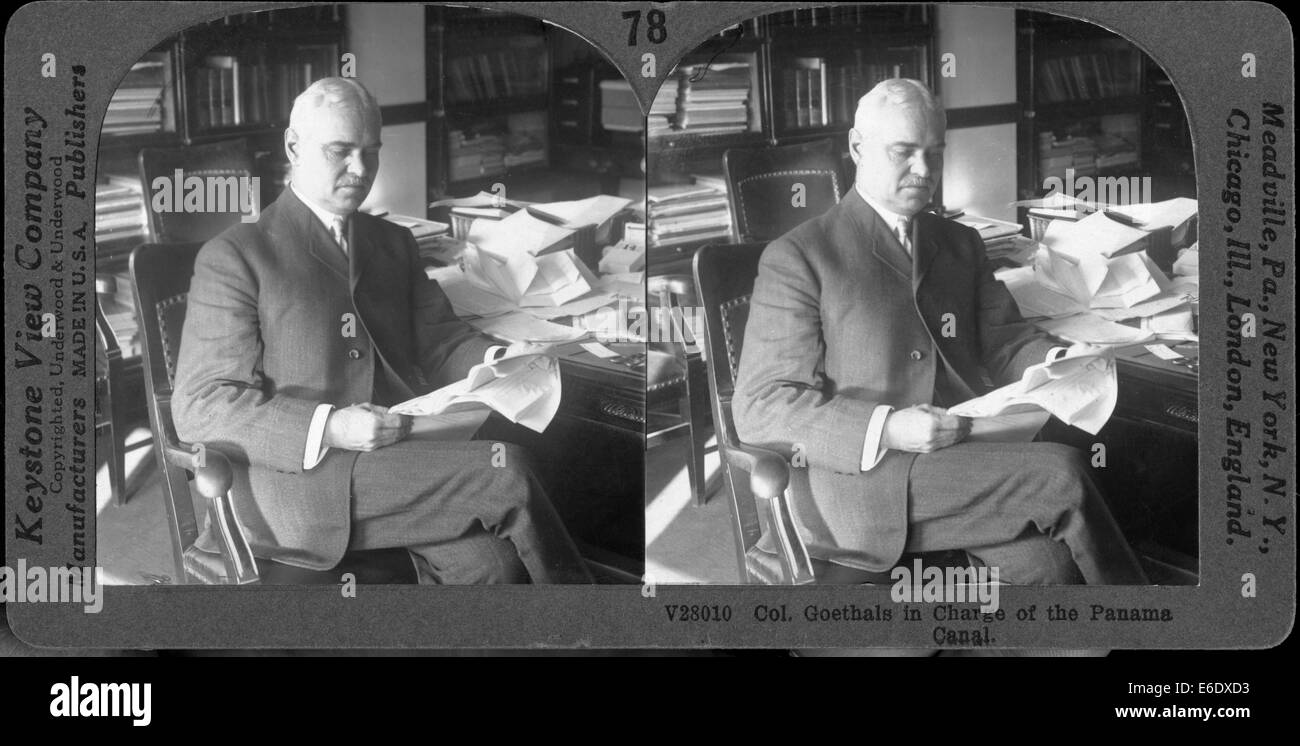 Colonel George W. Goethals sitzen am Schreibtisch lesen Dokumente, "Oberst Goethals verantwortlich für den Panama-Kanal", Stereo-Karte ca. Stockfoto