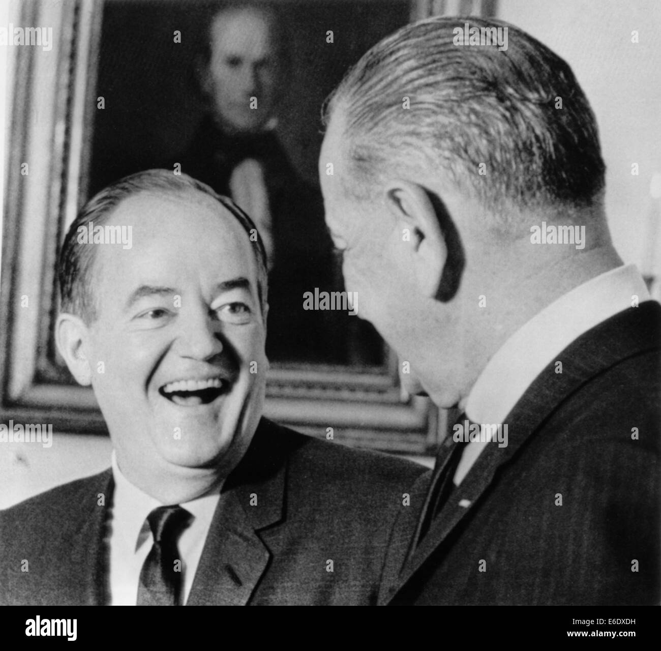 Vizepräsident Hubert Humphrey, beobachtet seinen 55. Geburtstag, wird von Präsident Lyndon Johnson im White gratulierte Stockfoto