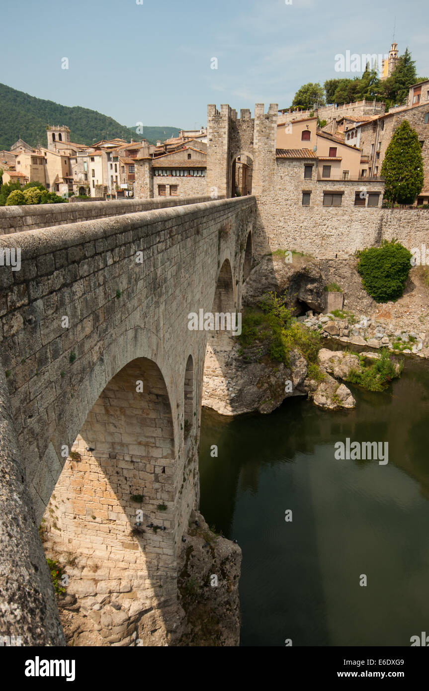 Befestigte Brücke von Besalú Stockfoto